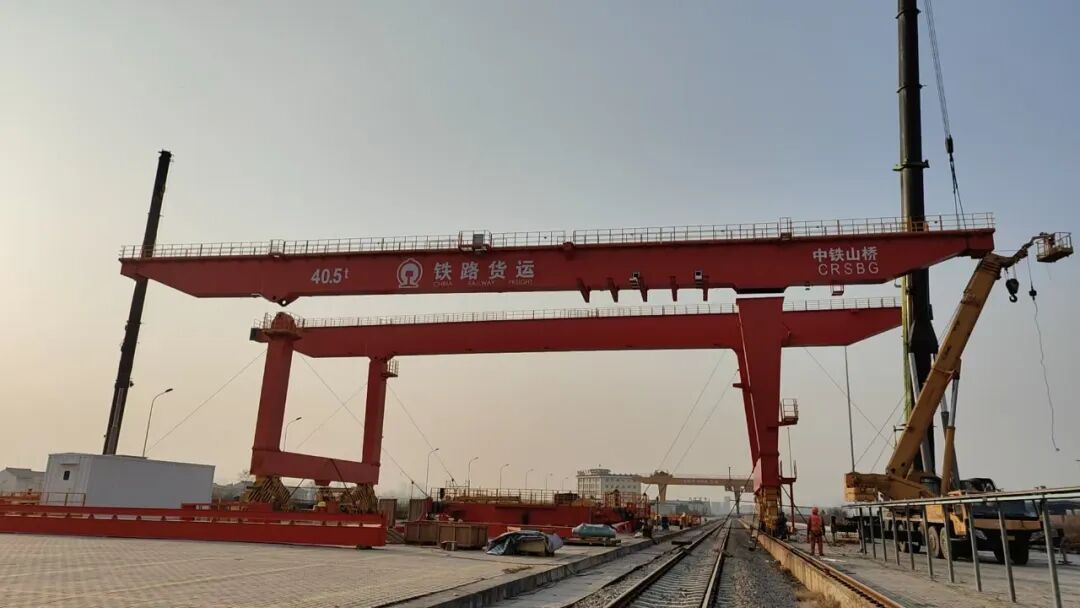 寶雞集裝箱吊安裝項(xiàng)目主梁吊裝圓滿成功!